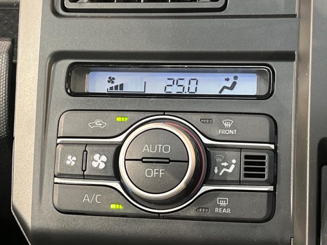 【オートエアコン】一度お好みの温度に設定すれば、車内の温度を検知し風量や温度を自動で調整。暑い…寒い…と何度もスイッチ操作をする必要はありません。快適な車内空間には必須の機能ですね♪