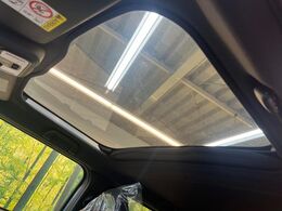 【ガラスルーフ】ガラスルーフ搭載で車内の解放感が一気にアップ！開放的なドライブをお楽しみいただけます。
