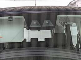 前方の車両等障害物を認識し、追突の危険性が高まったら音や警告灯などで警告し、さらに危険性が高まると自動的にブレーキが作動して衝突回避と被害軽減をアシスト。