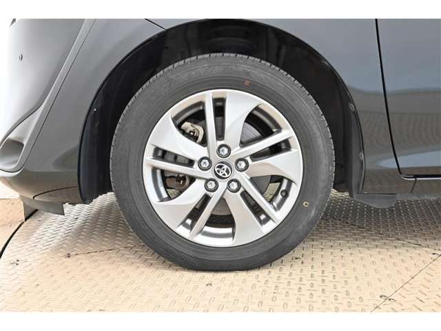 デザイン性にも優れた純正15インチアルミホイールです。タイヤサイズは185/60R15　です