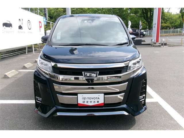 正面からの写真です。力強い意匠のバンパーです。格好良さも併せ持つお車です。