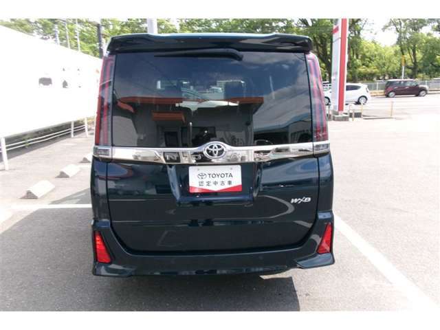 後方からの写真です。大きなバックドアで荷室も広々と確保。