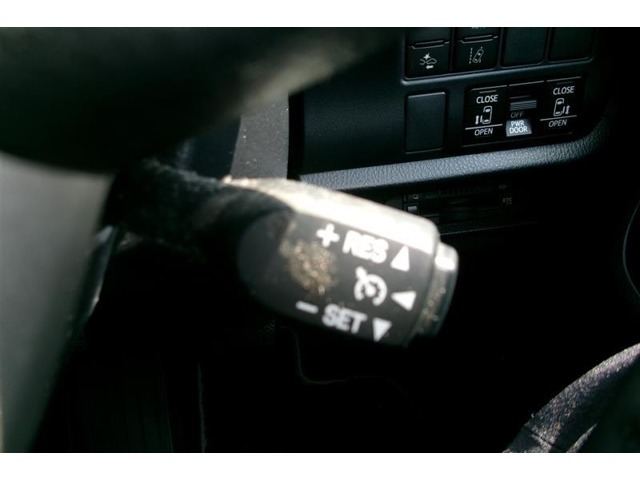 アクセル操作なしでも車が自動で設定したスピードを保ってくれる機能です。長距離の運転、特に高速道路では運転が楽になります。