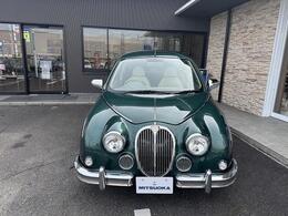 深みのある落ち着いたカラーの「ブリティッシュグリーン」です。英国車のようなクラシックな雰囲気を醸し出します。