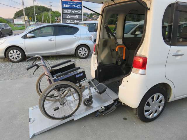 画像の車椅子は付いていません