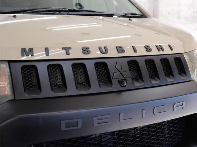 グリル上部に人気のクラシックMITSUBISHIエンブレムを装着し、マットブラック塗り分けペイントで当店こだわりのカスタムを施しております。