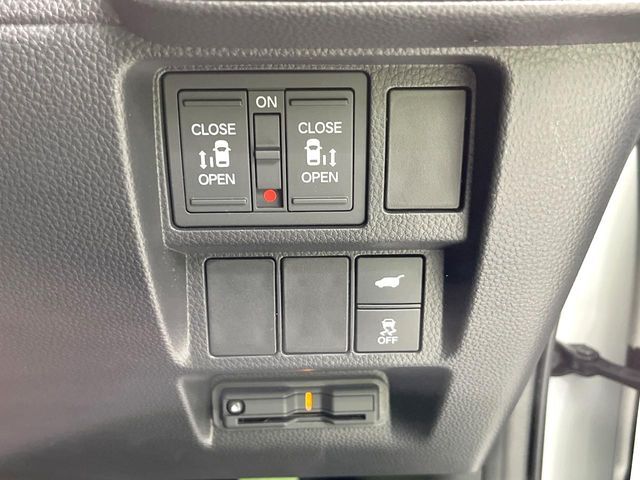 【両側パワースライドドア】スマートキーや運転席のスイッチで後席両側スライドドアの開閉が可能♪電動だから力を入れてドアを開ける必要が無く、小さなお子様でも簡単に開け閉めでき快適です♪