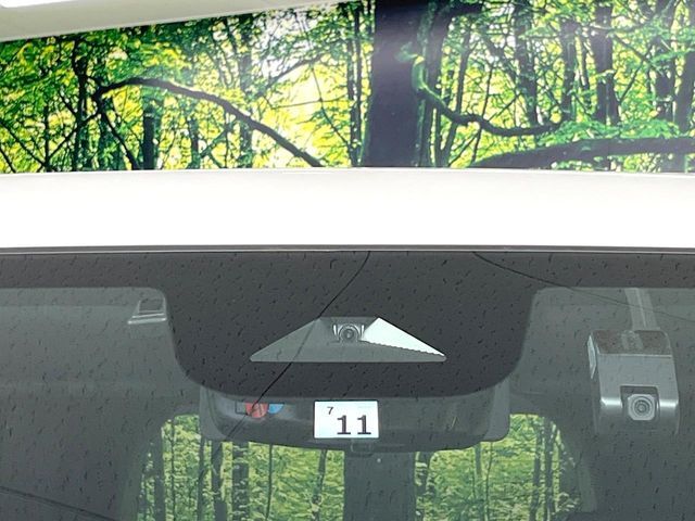 【ホンダセンシング】走行中に前方の車両等を認識し、衝突しそうな時は警報とブレーキで衝突回避と被害軽減をアシスト。より安全にドライブをお楽しみいただけます。