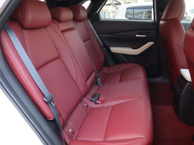 前席が最適な運転ポジションを取るために足元が広くとっており、後部座席の足元もゆったりと座ることができます。長時間でもストレス軽減になるよう、かかとを引くことができるように設計されています！