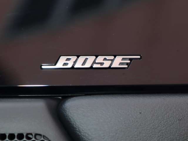 BOSEサウンドシステムを搭載。「良い音を出す」ではなく、その車種のごとに特徴を計算（車種専用設計）し、「反響音」を作り出すことによってどの座席でも自分中心で音が聴こえ、「心地よい空間」を作り出します。