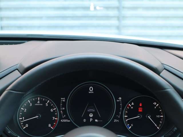 運転視界の遠方上方に虚像を投影することで前を見ながら情報の視認ができます。本当にドライバーが必要な情報を適切に伝え、楽しんで頂くことを考えた新世代装備です。※虚像は2.6m前方に浮かぶイメージです。