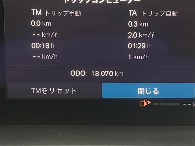 マットブラックにホワイトのLIBERALAのロゴの建物と看板が目印です。