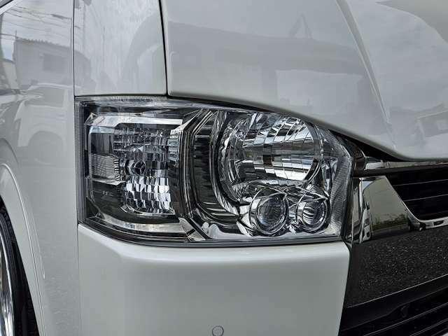 純正LEDヘッドランプ☆ハイエース専門店のCRSが自信を持っておすすめする中古車両です。www.crs9000.com