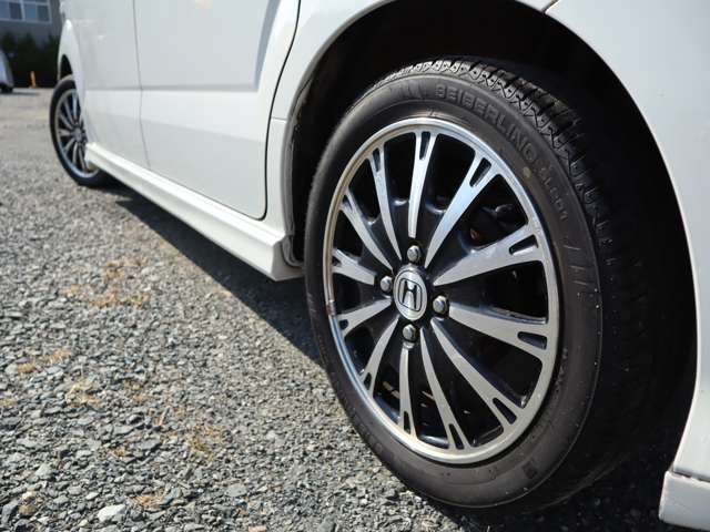 お車のドレスアップもお任せください。アルミホイール、エアロパーツ、ローダウン、ナビ、バックカメラなど各メーカー取り扱い！取り付けも自社認証工場＆自社鈑金工場にて格安で承ります♪ローンの組み込みもOK！