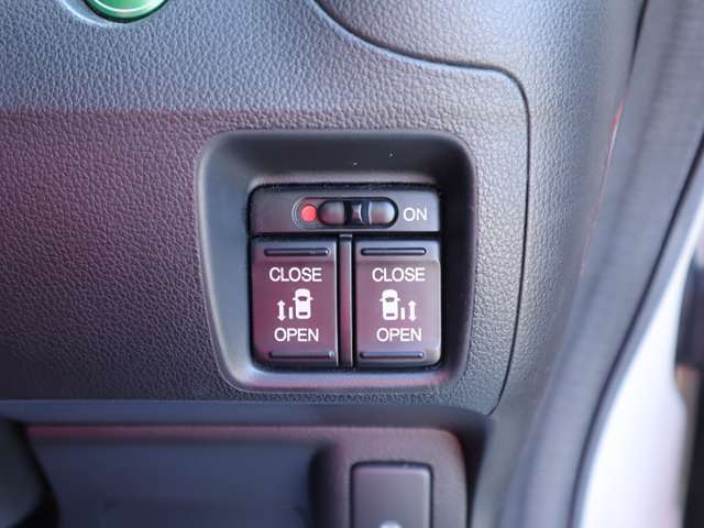 パワースライドドアのスイッチも運転席にあります！安全確認をしながらの操作が出来ますので、小さなお子様がいても安心です♪