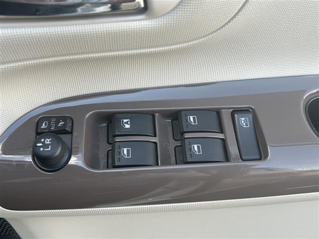 【パワーウィンドウ】運転席についている窓のスイッチは各窓の開閉をボタン一つで行うことができます。