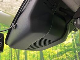 【スマートアシスト】走行中に前方の車両等を認識し、衝突しそうな時は警報とブレーキで衝突回避と被害軽減をアシスト。より安全にドライブをお楽しみいただけます。