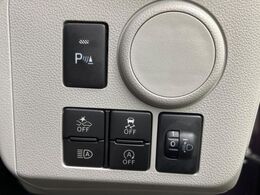 【アイドリングストップ】赤信号や渋滞で停車した際にエンジンを停止し、無駄な燃料の消費を抑えます。燃費向上や環境保護につなげる機能♪エンジンはブレーキを離せば再始動します。