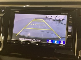 リバースギアに入れるだけで後方の表示へ切り替わります。夜間や雨の日の駐車も楽になりますよ。
