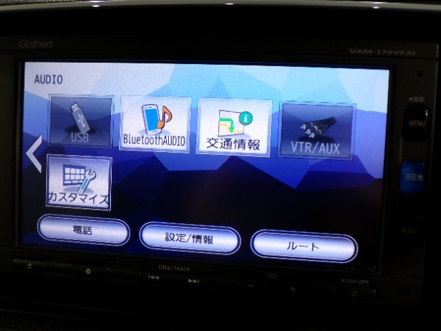 CD、DVD、Bluetooth、AM、FM、AUX、スマートフォン接続ができます。