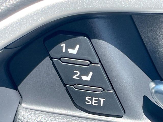 【メモリー機能付きパワーシート】ドライバーごとに設定したシート位置を記憶して、ボタン一つで切り替えできる便利な機能！運転する方が複数名いらっしゃるご家庭におすすめです♪