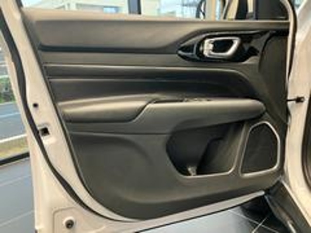 左前ドアパネルとなります。シンプルなデザインで車内から見て頂いても楽しんで頂けると思います。