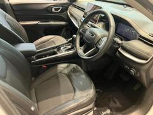 シート幅も広くゆったりとお乗り頂ける使用となっております。長距離運転の際等も、座り心地も良くておススメです。