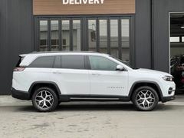 ルーフレールも付いておりますので、車内に乗りきらない荷物等はアタッチメントの装着やルーフバスケットの装着をおススメします。