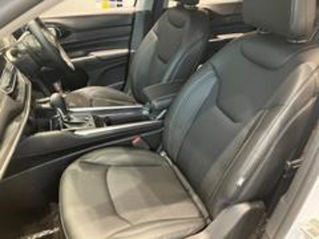 助手席シートも幅広でゆったりとお乗り頂けます。助手席もシートヒーターいております。