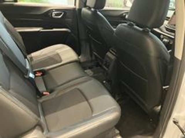 【リアシート】屋根までの高さがある車のため、大人の方でも圧迫感が少なく乗車出来ます。足元は広く取られているため、ゆったりとお乗り頂けます。