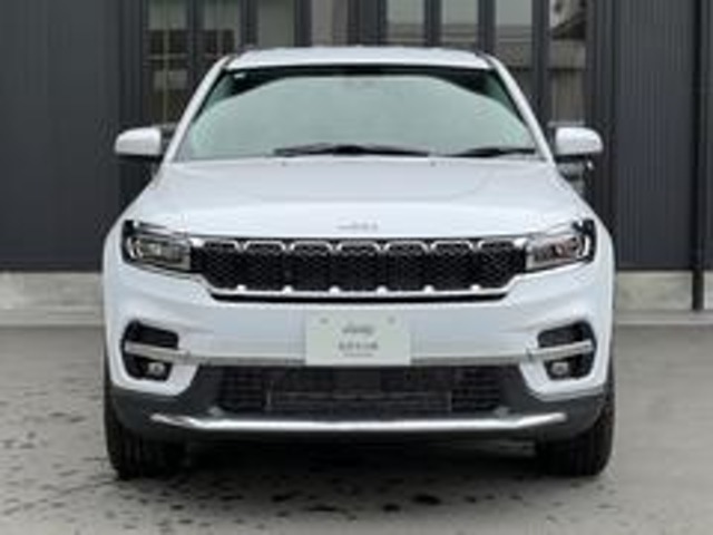 【フロントグリル】7スロットルグリルはJeep伝統の証です。SUVのみにこだわり続けている伝統あるJeep車へお乗り頂いてみてはいかがですか？