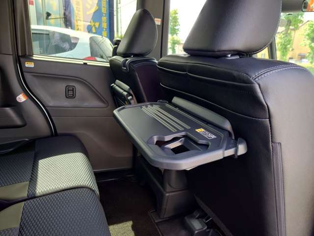 《後席用シートバックテーブル》　運転席・助手席の背面には、後席用のテーブルが跳ね上げ式で装着されています。