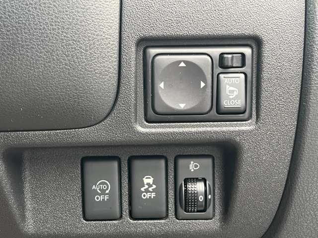 【アイドリングストップ】信号待ちなどの停車時に車のエンジンを停止させ、燃料を消費しないことで「燃費」と「環境」のことを考慮した機能です。