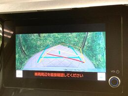 【バックカメラ】駐車時に後方がリアルタイム映像で確認できます。大型商業施設や立体駐車場での駐車時や、夜間のバック時に大活躍！運転スキルに関わらず、今や必須となった装備のひとつです！