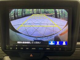 【バックカメラ】駐車時に後方がリアルタイム映像で確認できます。大型商業施設や立体駐車場での駐車時や、夜間のバック時に大活躍！運転スキルに関わらず、今や必須となった装備のひとつです！