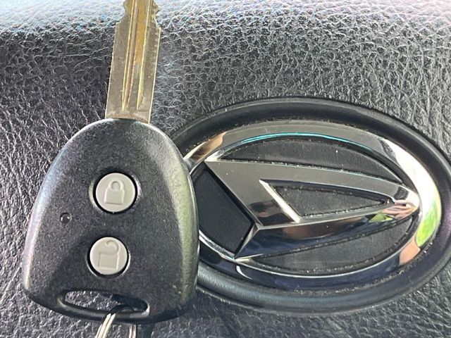 【キーレス】少し離れた場所からでもボタン一つでドアの開錠・施錠ができるのでとっても便利！ドアの鍵穴周りに傷をつけることもありません♪