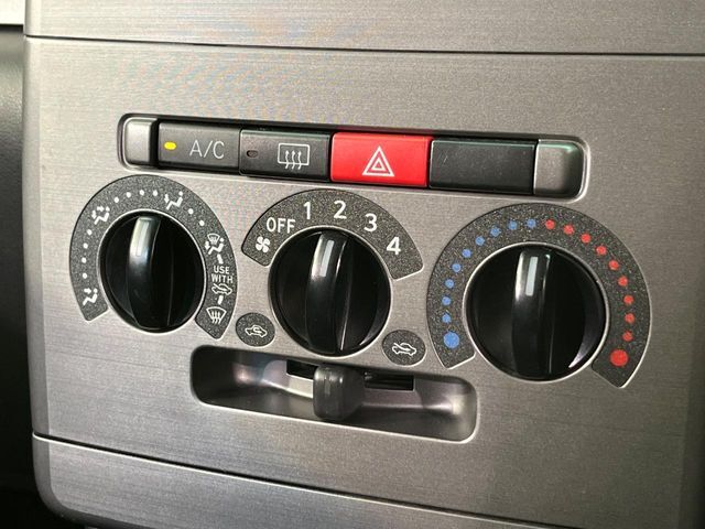 寒い冬も暑い夏も全席に快適な空調を届けてくれる、ダイヤル式エアコンを装備♪