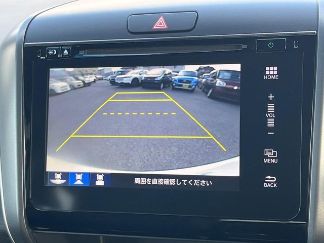 【バックカメラ】駐車時に後方がリアルタイム映像で確認できます。大型商業施設や立体駐車場での駐車時や、夜間のバック時に大活躍！運転スキルに関わらず、今や必須となった装備のひとつです！