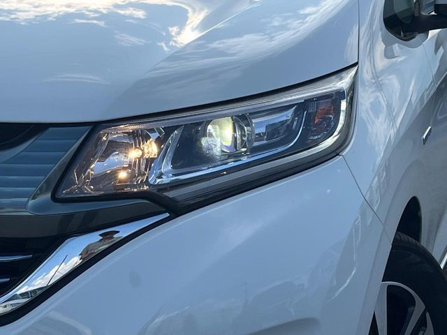【LEDヘッドライト】悪天候や夜間走行時も良好な視界を確保し安心して運転できる高輝度LEDヘッドライトを装備！点灯速度が早く、消費電力も抑えられています。