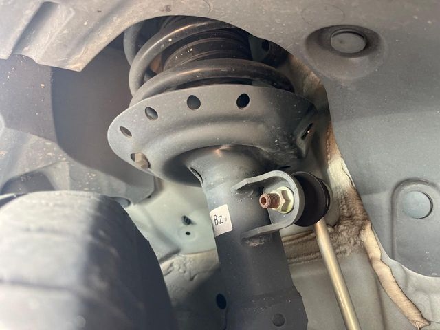お車を安心してお乗りいただく為には、足回りの定期点検が欠かせません。サービスサポート（有償保証）では無料点検もご提供しており、安心のカーライフをお過ごしいただけるサポート体制が整っています。