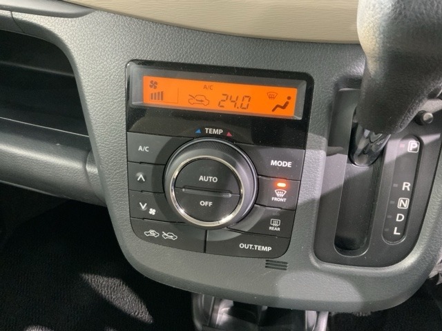 オートエアコンがついていますので、簡単操作で快適に過ごせます。希望の温度に自動調整してくれるのが便利です。