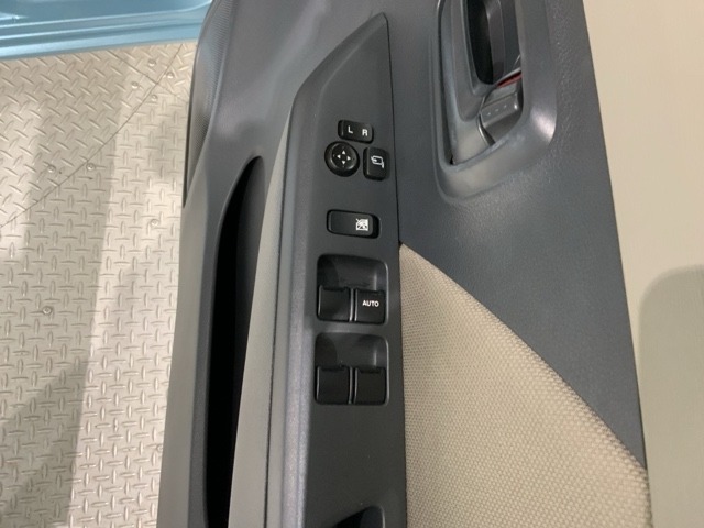 狭い駐車場で便利な電動格納ドアミラーが付いています。