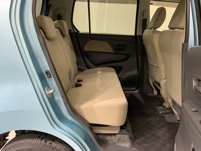 後席も余裕の広さ！ゆったりくつろげます！！