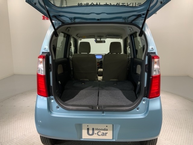 リアシートを倒すと、ラゲッジスペースを広くお使いいただけます！