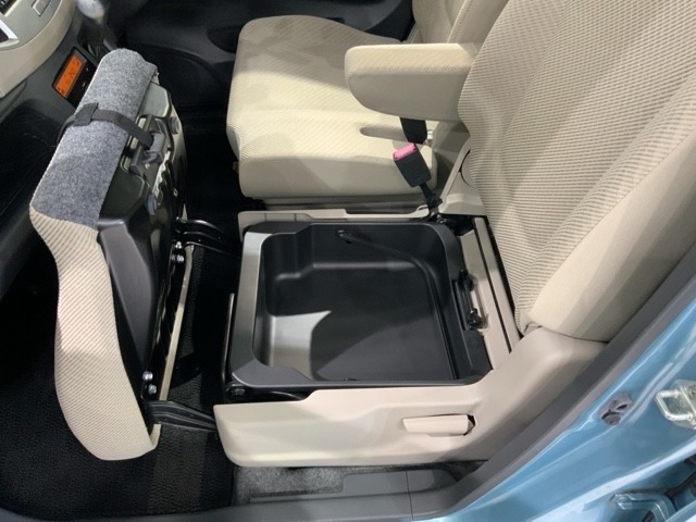 助手席のシート下には便利な収納スペースがあります。