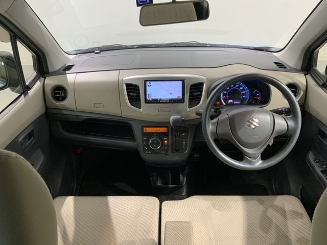 使いやすいレイアウトのダッシュボード周辺です。オートエアコンや小物入れなど嬉しい装備が満載です。