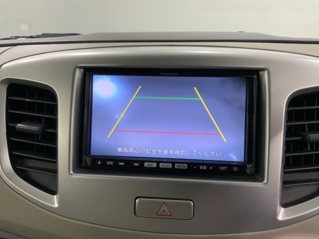 リバースギアに入れるだけで後方の表示へ切り替わります。夜間や雨の日の駐車も楽になりますよ。