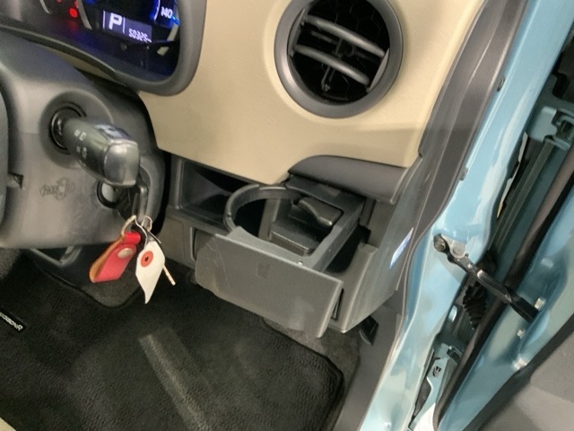 格納式のカップホルダーがあります。