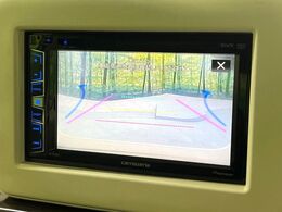 【バックカメラ】駐車時に後方がリアルタイム映像で確認できます。大型商業施設や立体駐車場での駐車時や、夜間のバック時に大活躍！運転スキルに関わらず、今や必須となった装備のひとつです！
