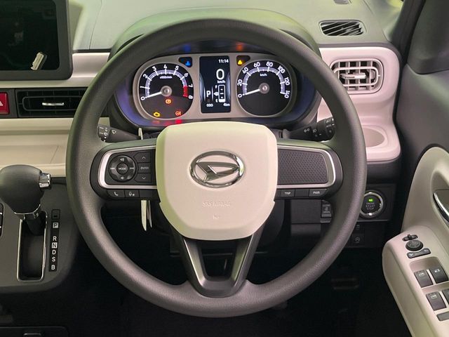 インテリアに合わせたデザインのステアリングは、運転される方のことも考え、運転しやすい形状、大きさです。是非一度、実際に触ってお確かめください。
